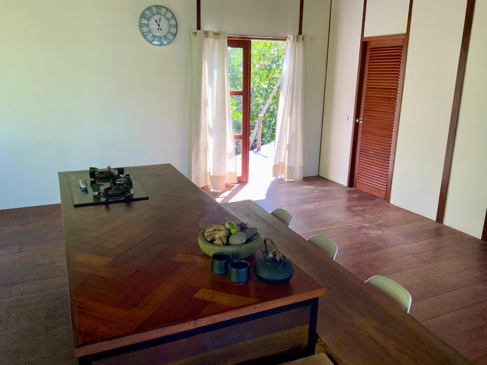 Villa Luzo & Tours Saonek Екстер'єр фото