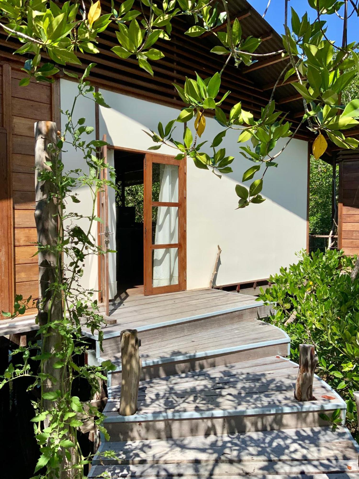 Villa Luzo & Tours Saonek Екстер'єр фото