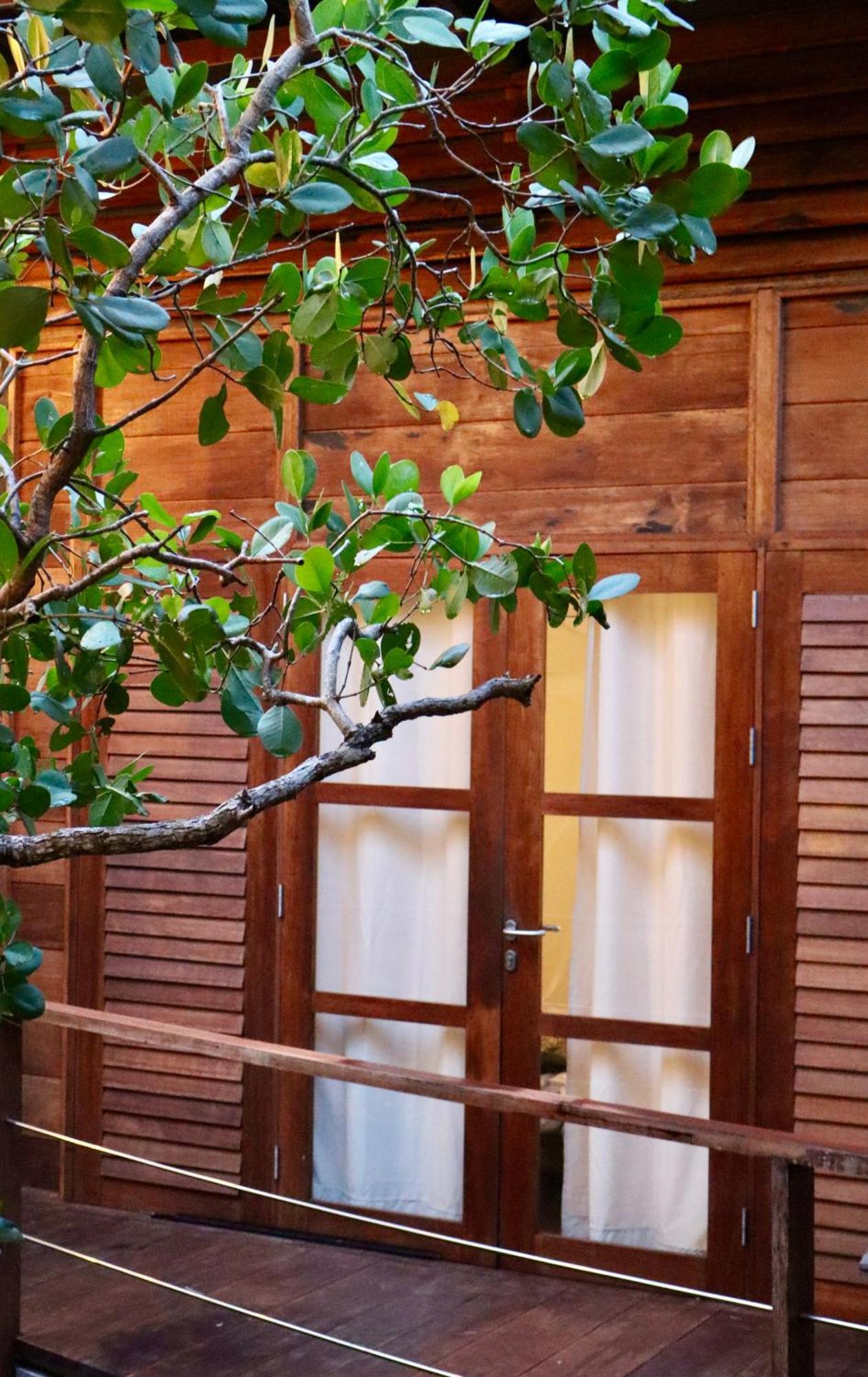 Villa Luzo & Tours Saonek Екстер'єр фото