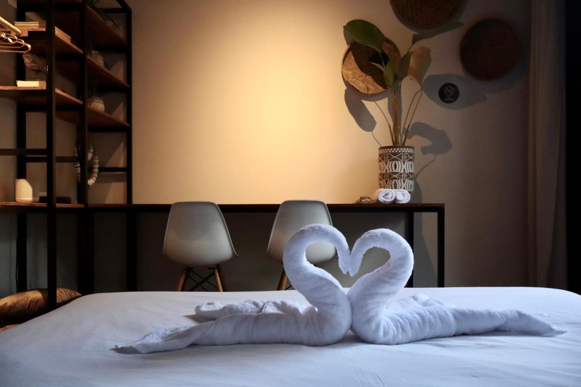 Villa Luzo & Tours Saonek Екстер'єр фото