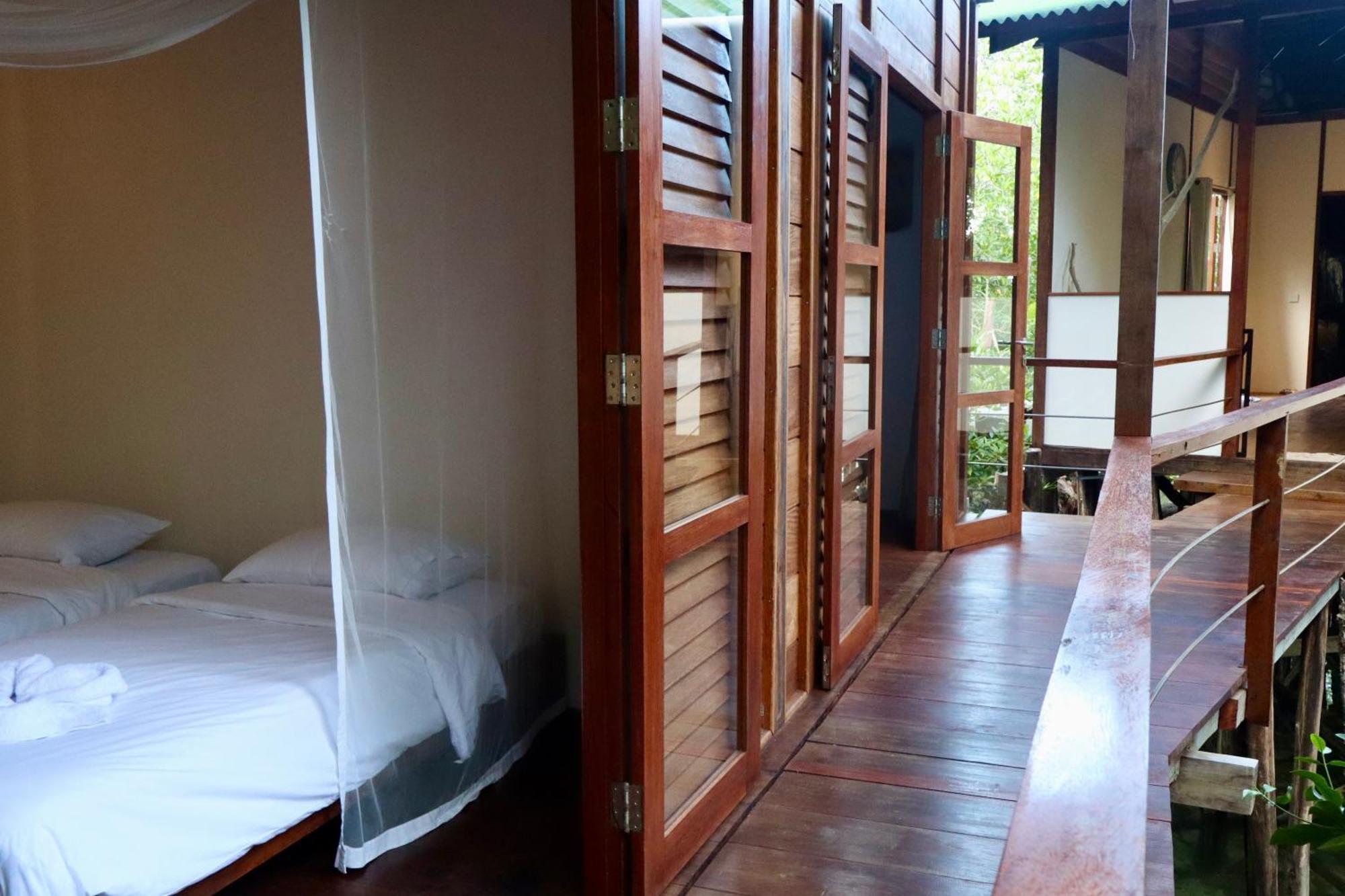 Villa Luzo & Tours Saonek Екстер'єр фото